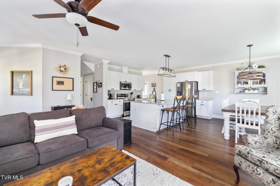 Photo #13: 306 Silver Oak Trail