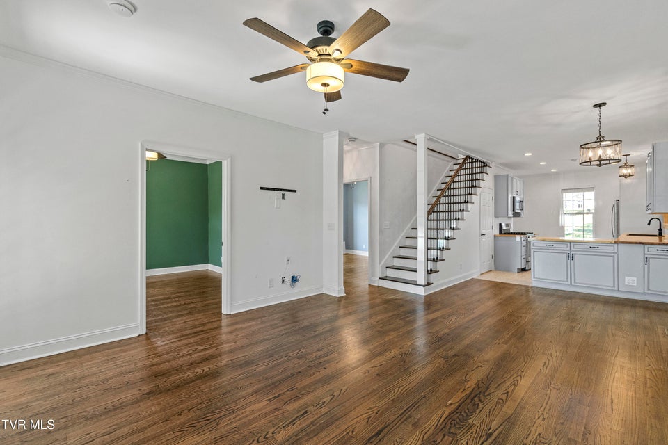 Photo #9: 706 Carson Street