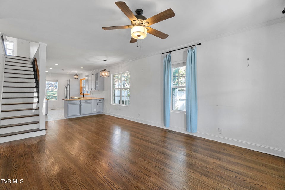 Photo #10: 706 Carson Street