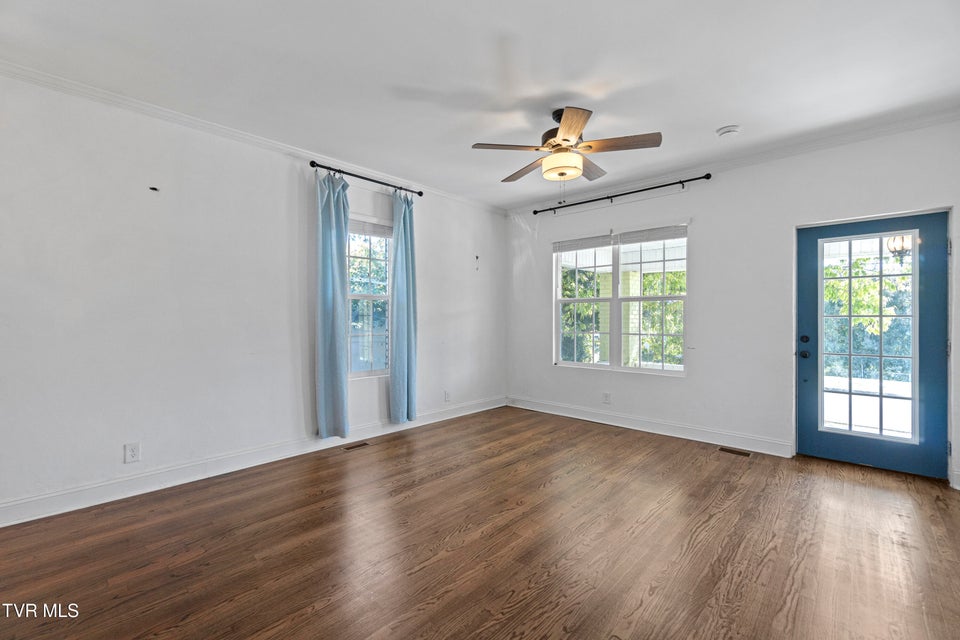 Photo #11: 706 Carson Street