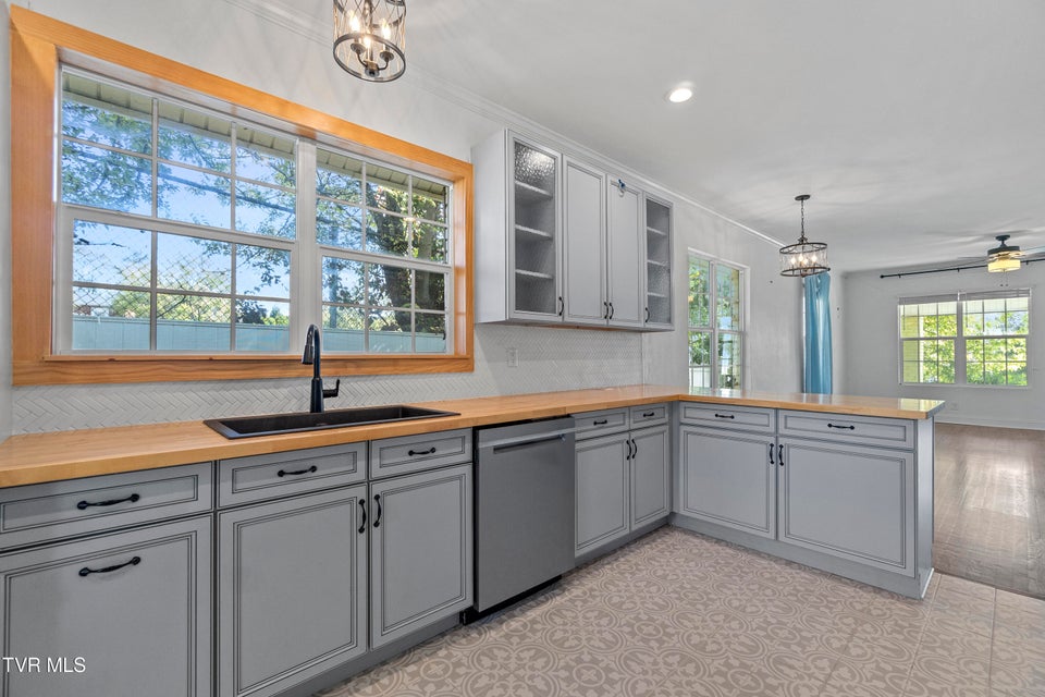 Photo #12: 706 Carson Street