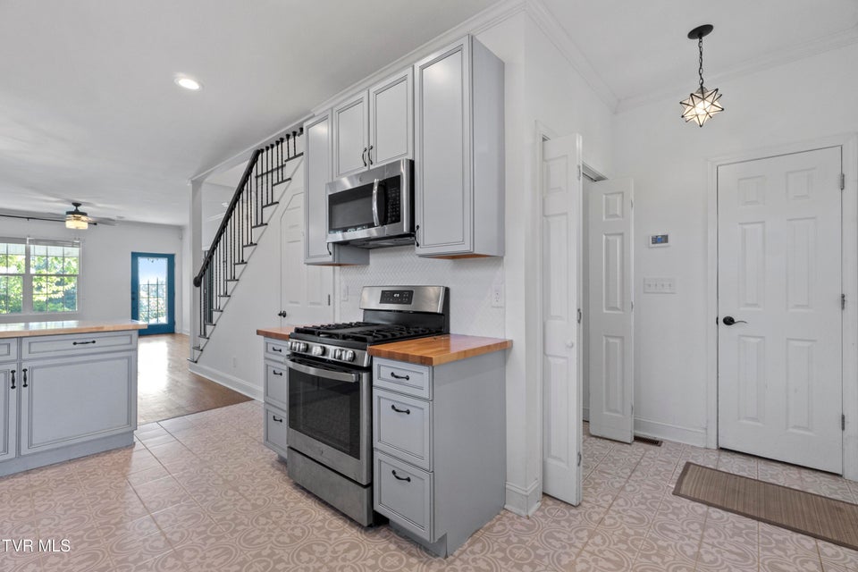 Photo #13: 706 Carson Street