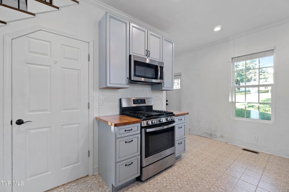 Photo #14: 706 Carson Street