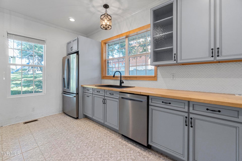 Photo #4: 706 Carson Street