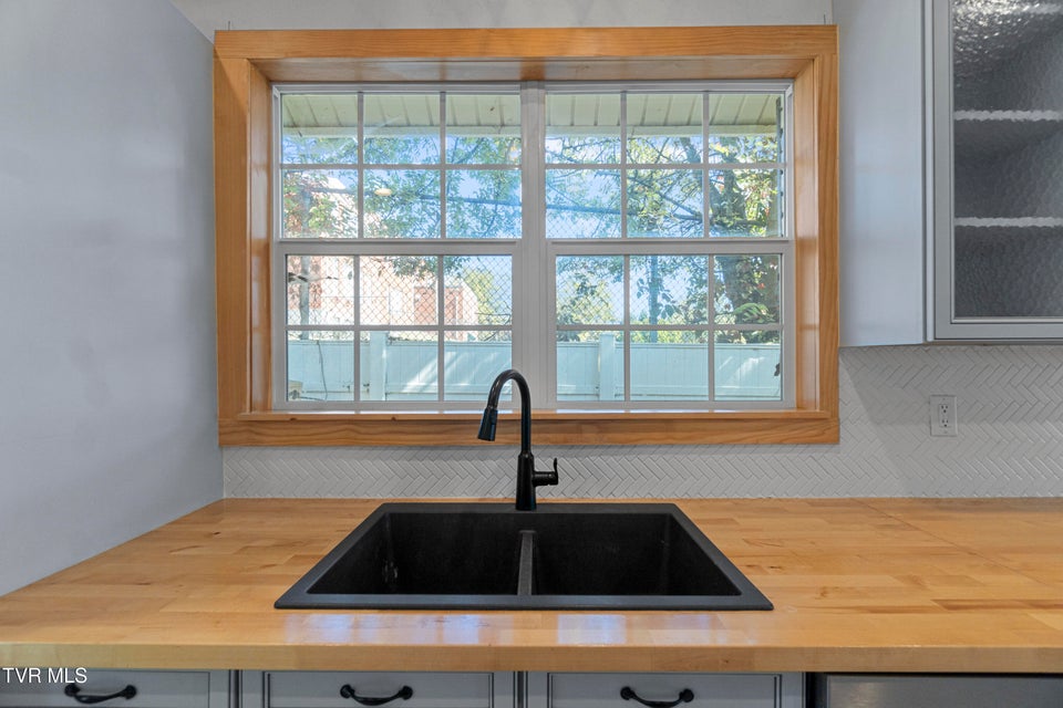 Photo #16: 706 Carson Street