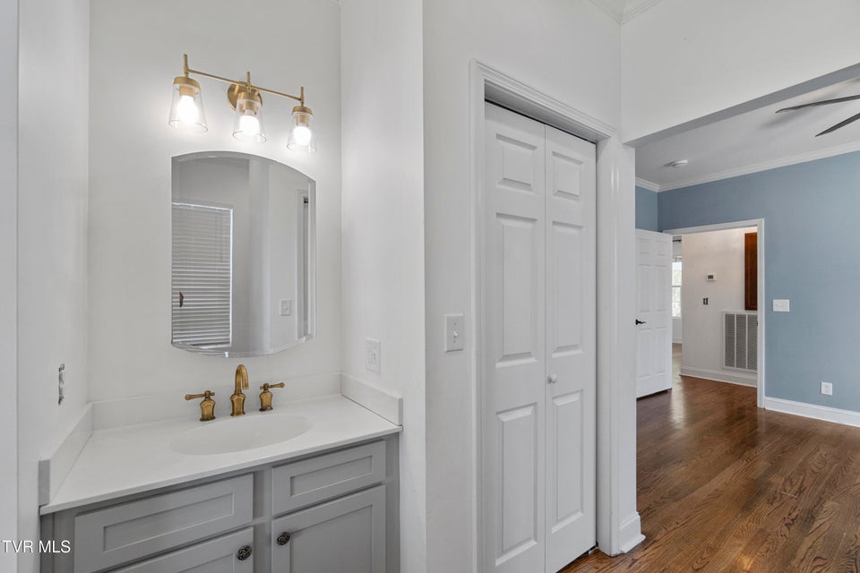 Photo #26: 706 Carson Street