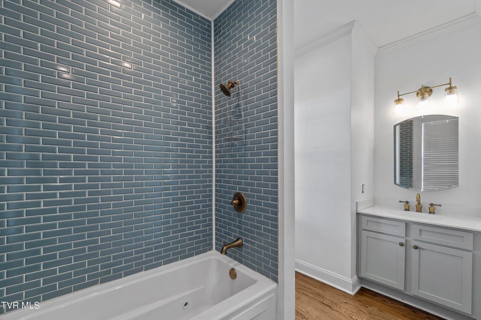 Photo #27: 706 Carson Street