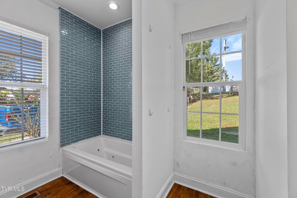 Photo #28: 706 Carson Street