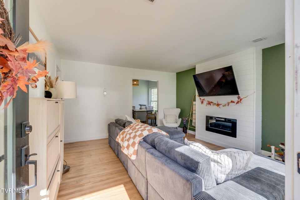 Photo #4: 717 Douglas Drive