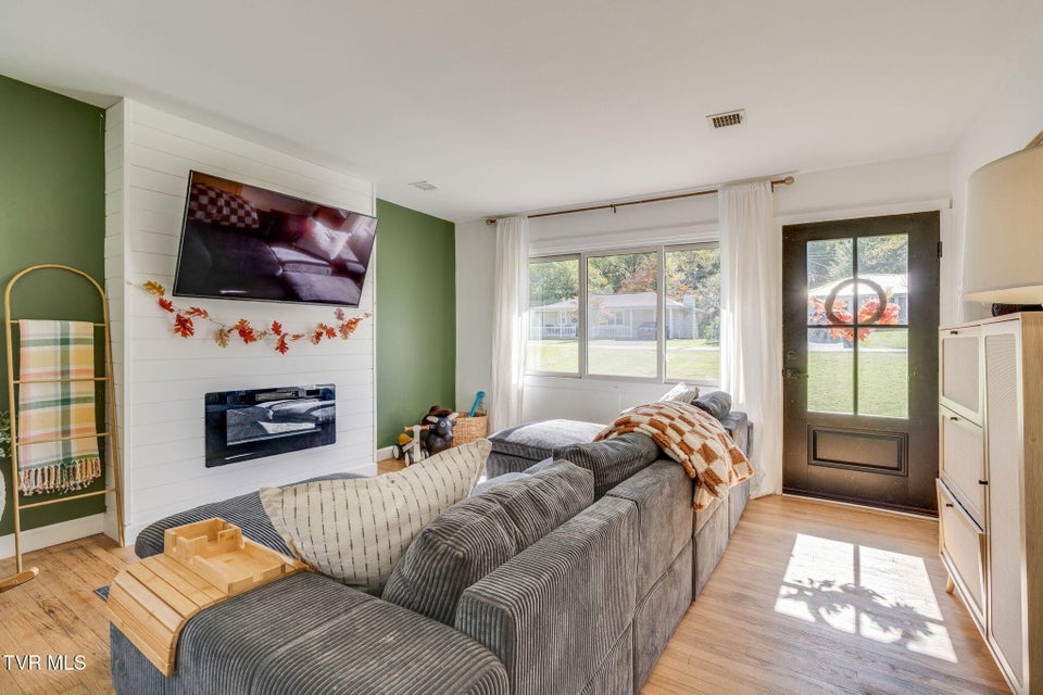 Photo #5: 717 Douglas Drive