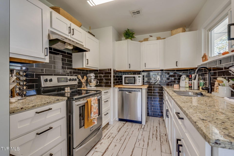 Photo #9: 717 Douglas Drive