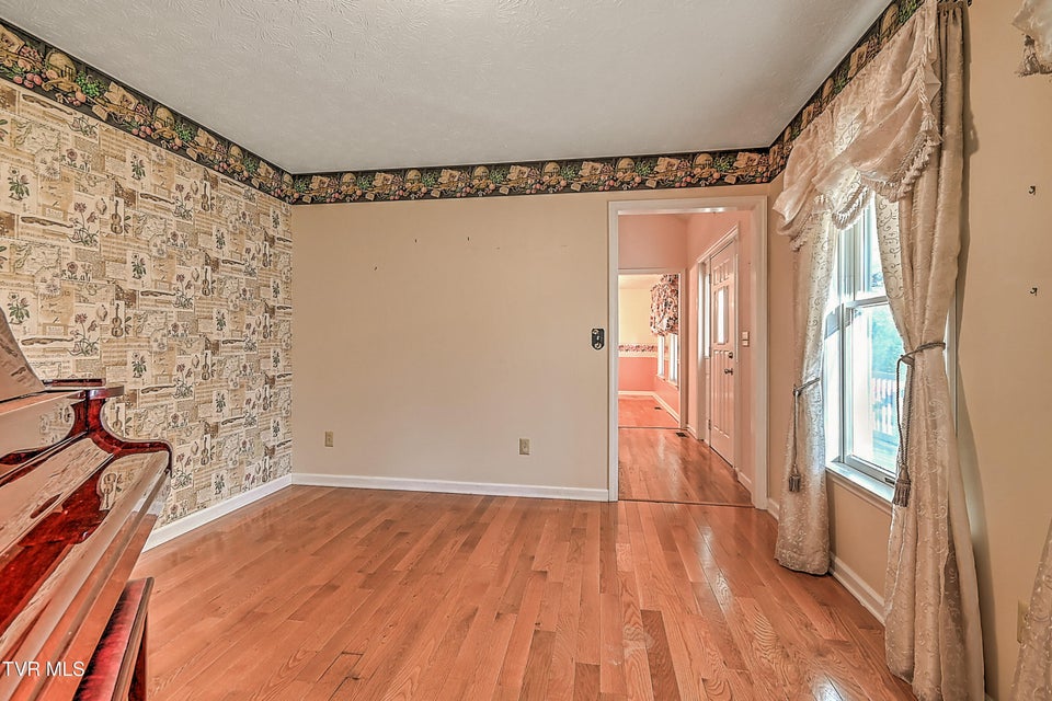 Photo #8: 410 Lakeridge Street