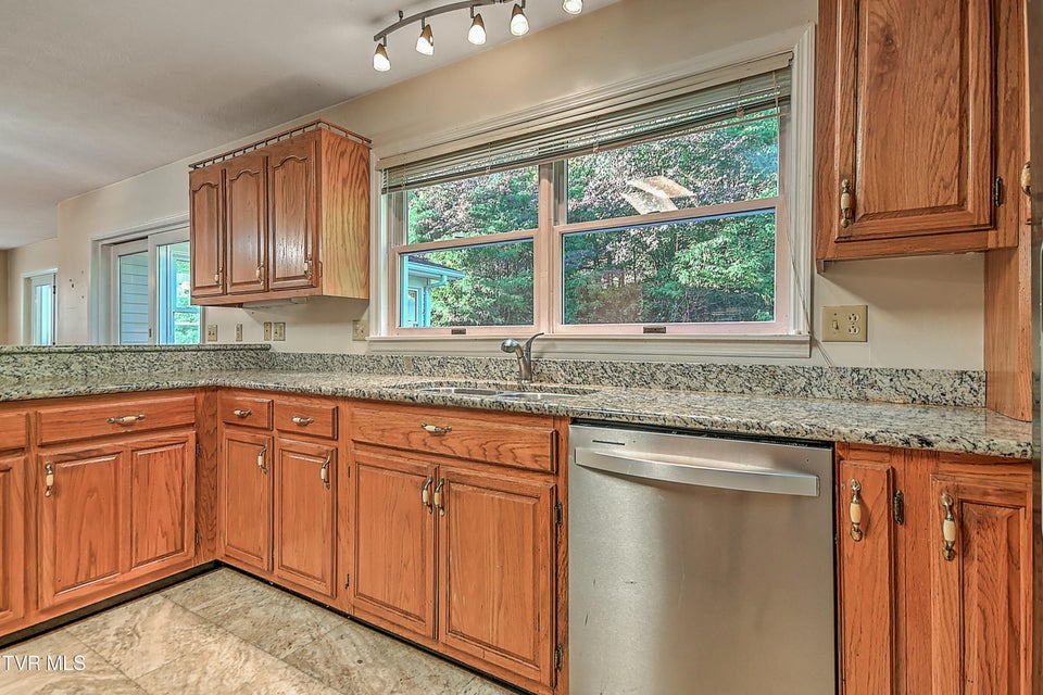 Photo #4: 410 Lakeridge Street