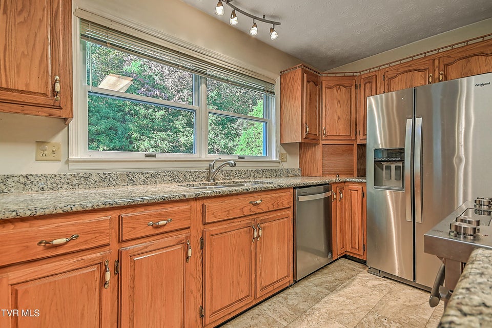 Photo #21: 410 Lakeridge Street