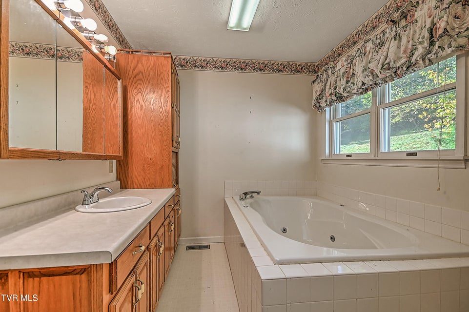 Photo #26: 410 Lakeridge Street