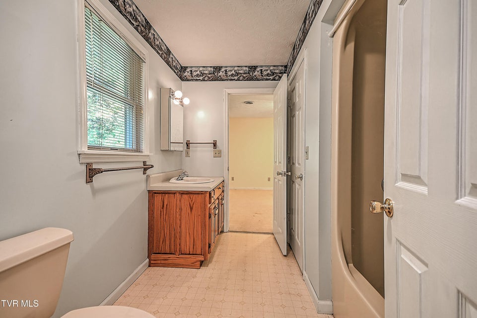 Photo #34: 410 Lakeridge Street