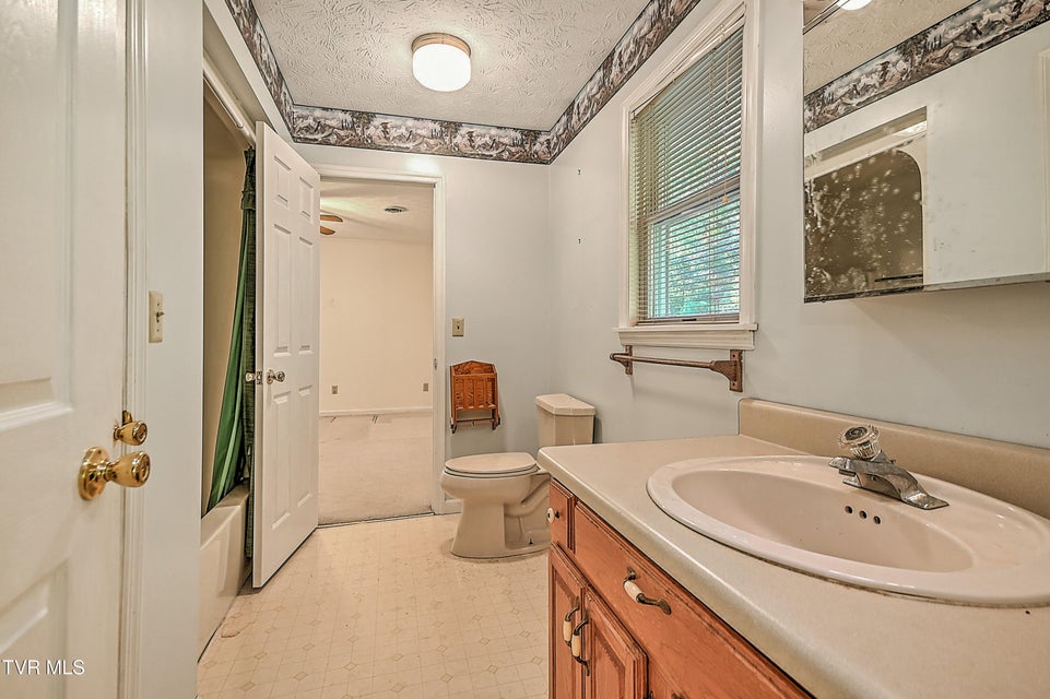 Photo #35: 410 Lakeridge Street