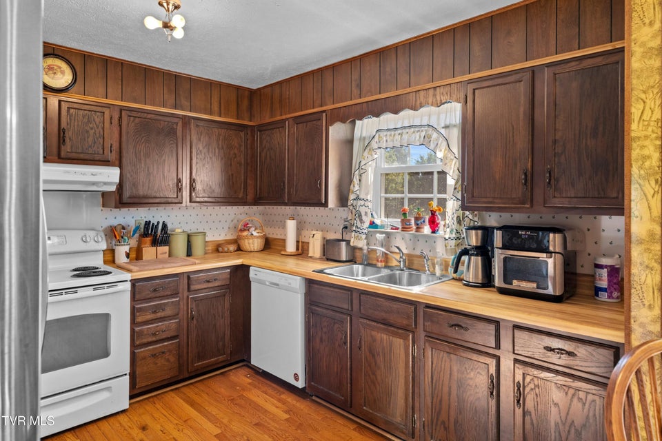 Photo #7: 4146 Leslie Drive