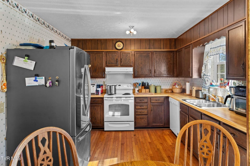 Photo #6: 4146 Leslie Drive