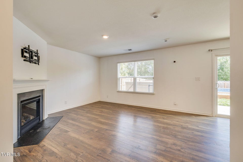 Photo #3: 1133 Tay Station