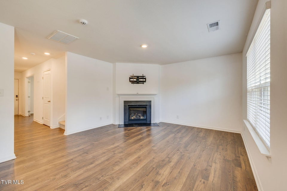 Photo #4: 1133 Tay Station