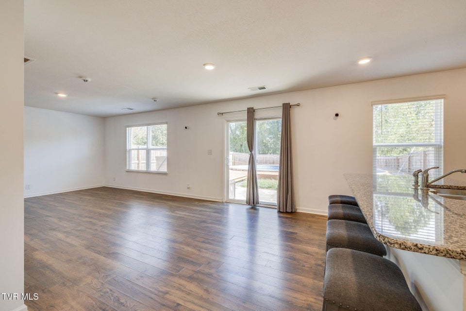 Photo #7: 1133 Tay Station