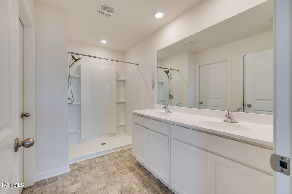 Photo #14: 1133 Tay Station