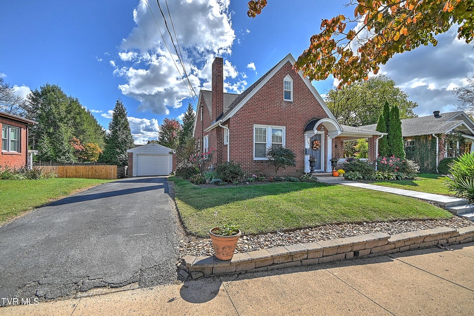 Photo #8: 724 Lawrence Avenue