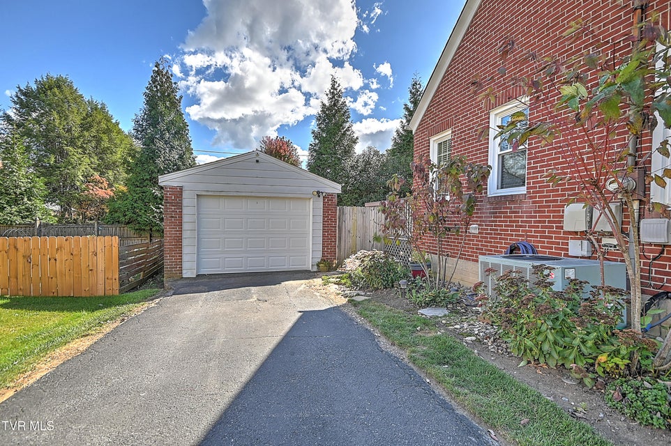 Photo #9: 724 Lawrence Avenue