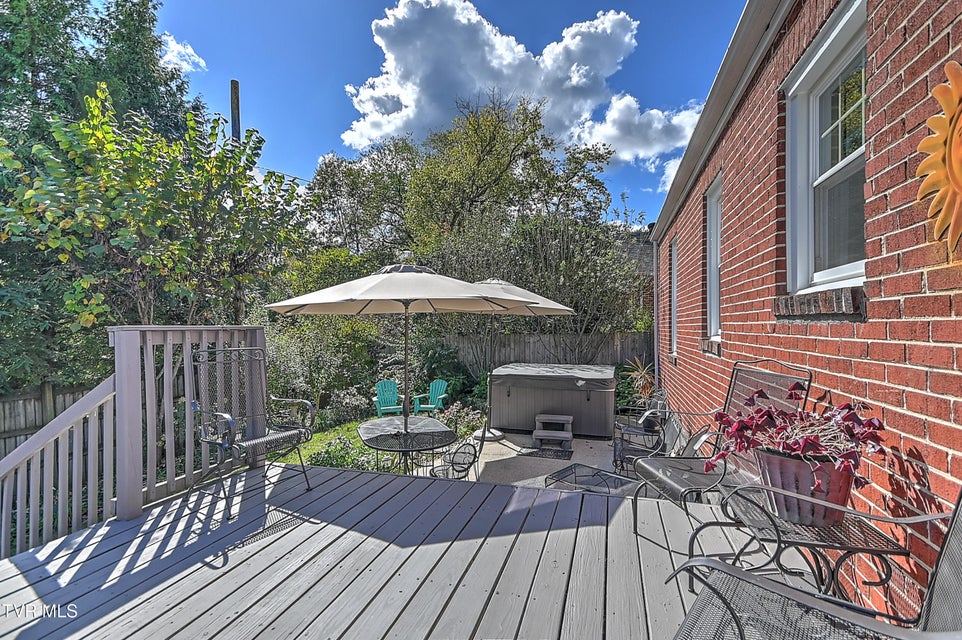 Photo #10: 724 Lawrence Avenue