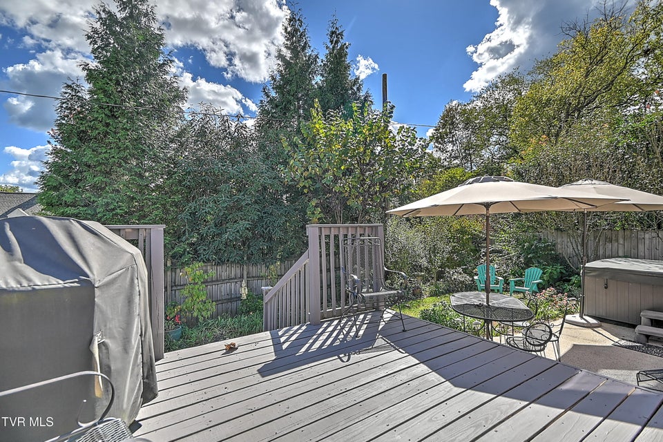 Photo #11: 724 Lawrence Avenue