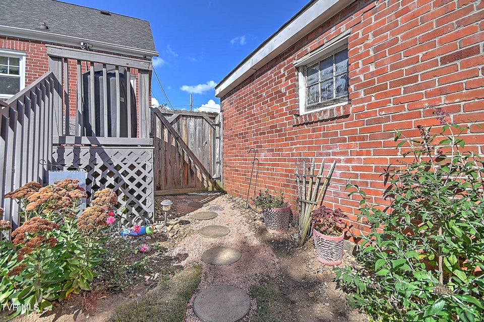 Photo #19: 724 Lawrence Avenue