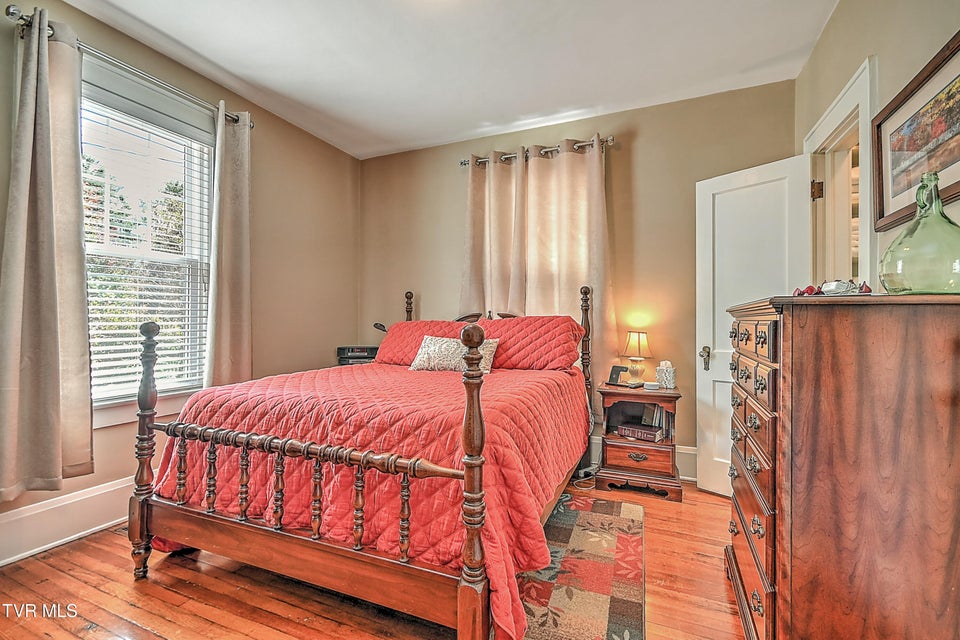 Photo #50: 724 Lawrence Avenue