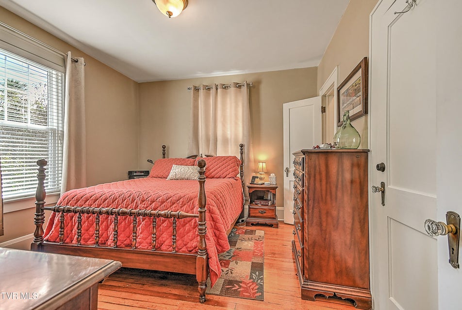 Photo #51: 724 Lawrence Avenue