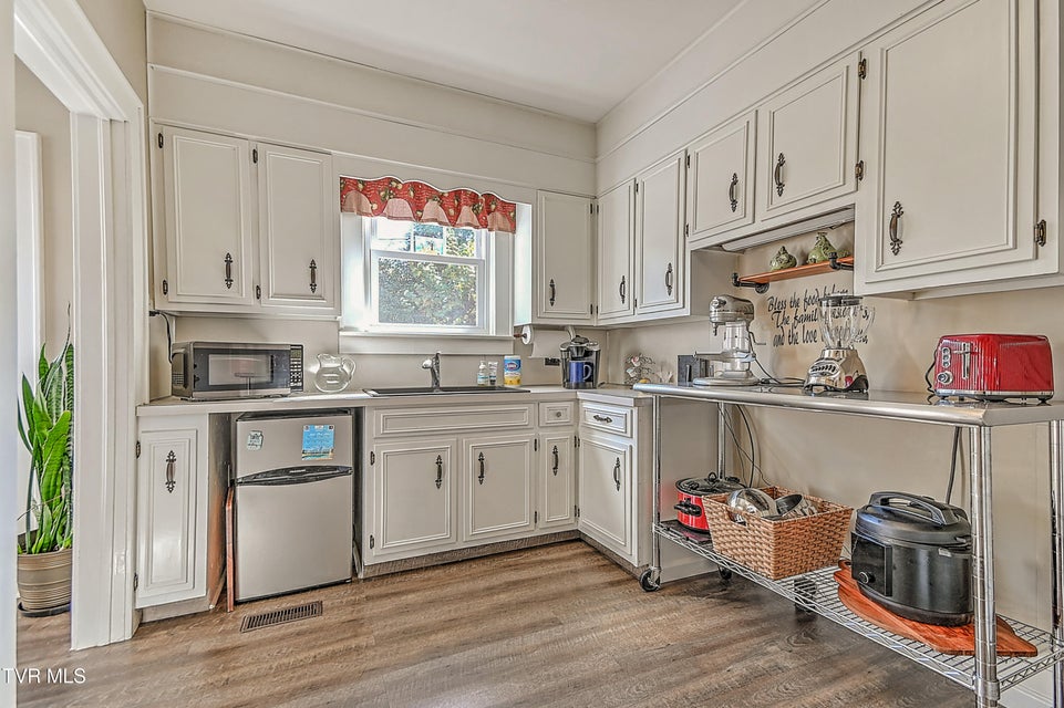 Photo #34: 724 Lawrence Avenue