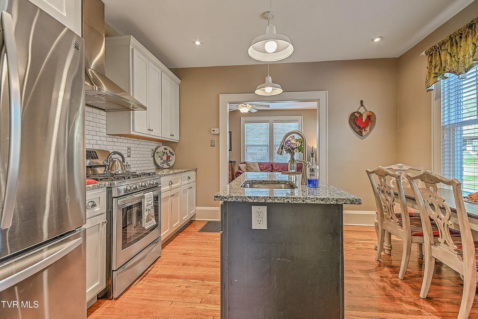 Photo #31: 724 Lawrence Avenue