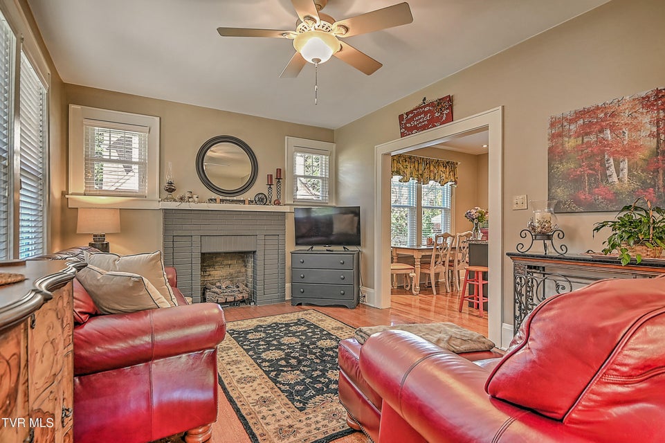 Photo #27: 724 Lawrence Avenue