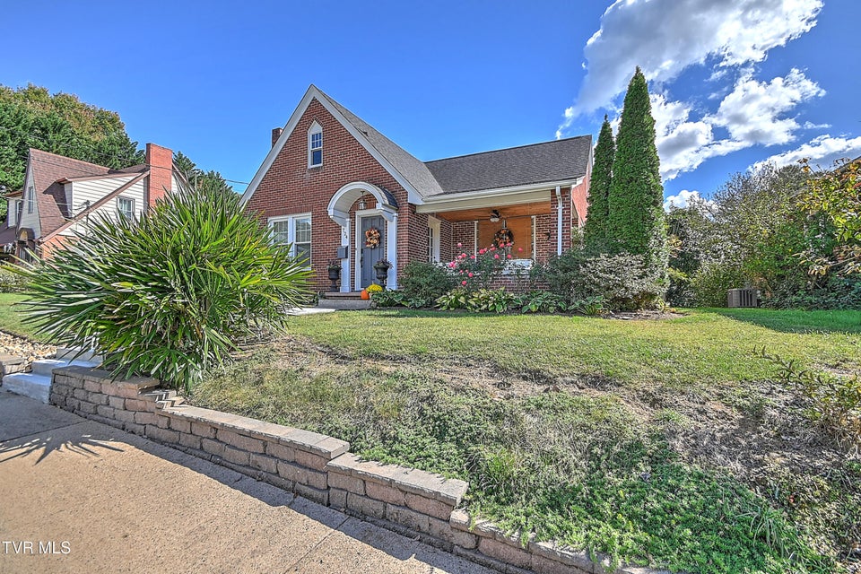 Photo #4: 724 Lawrence Avenue