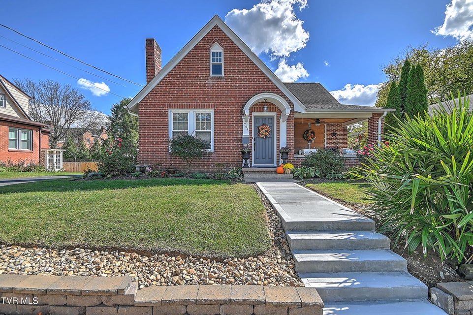 Photo #3: 724 Lawrence Avenue