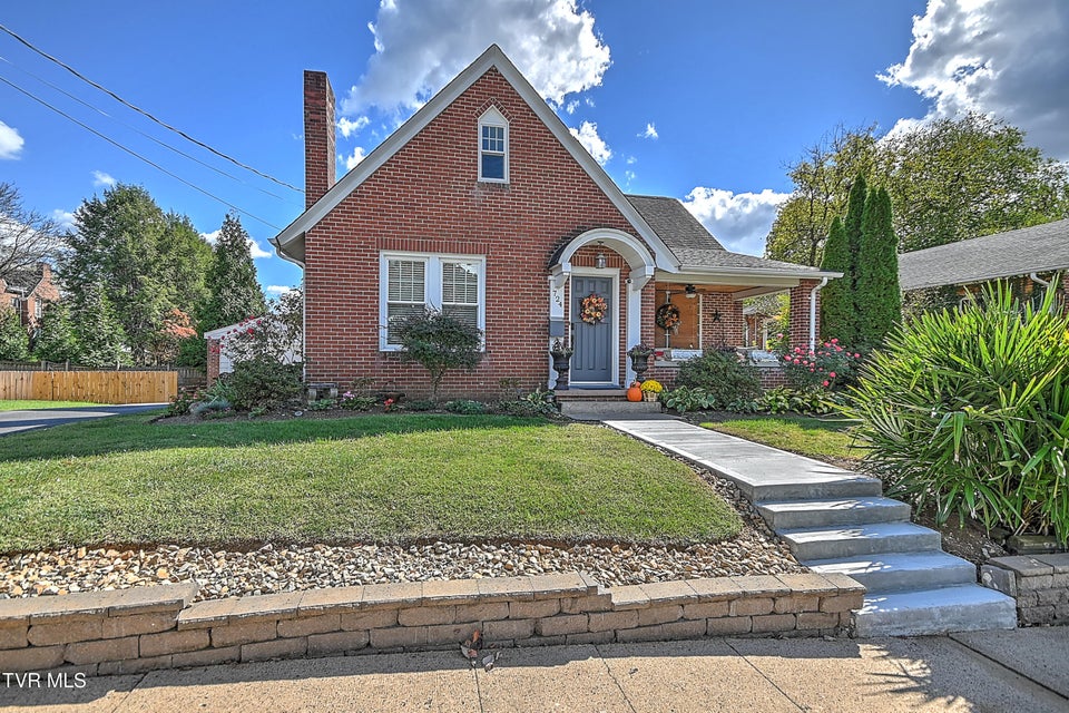 Photo #5: 724 Lawrence Avenue