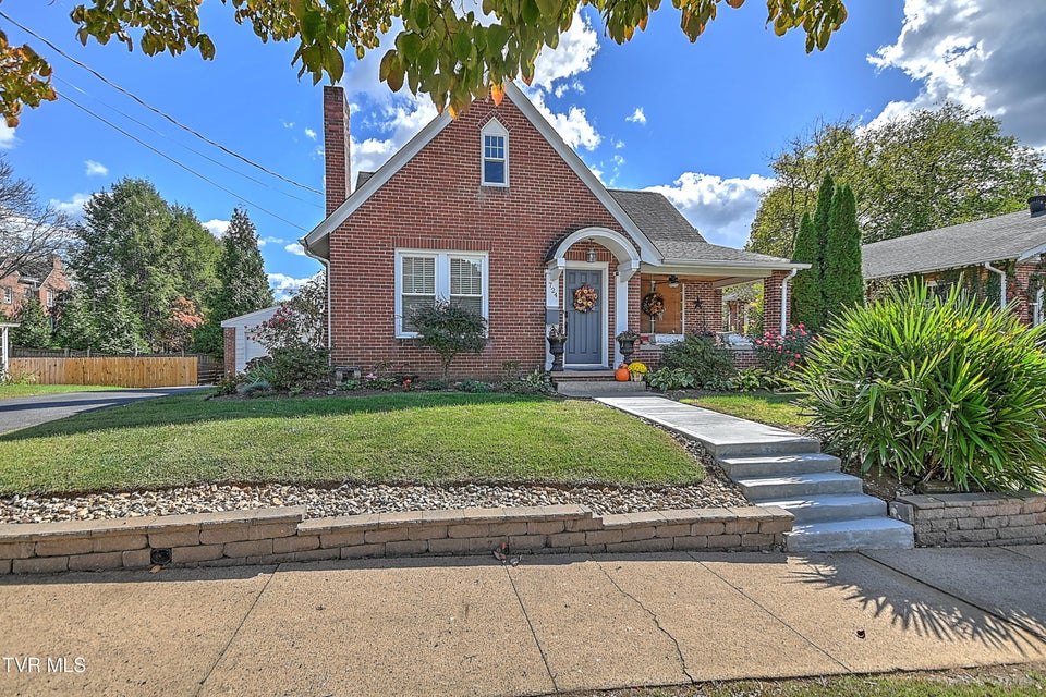 Photo #6: 724 Lawrence Avenue