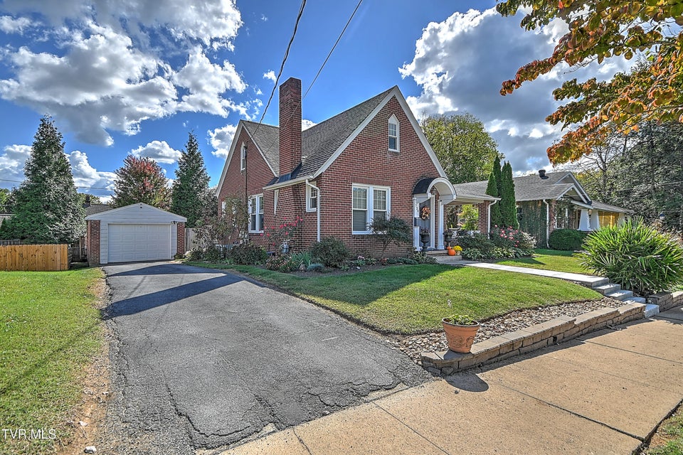 Photo #7: 724 Lawrence Avenue