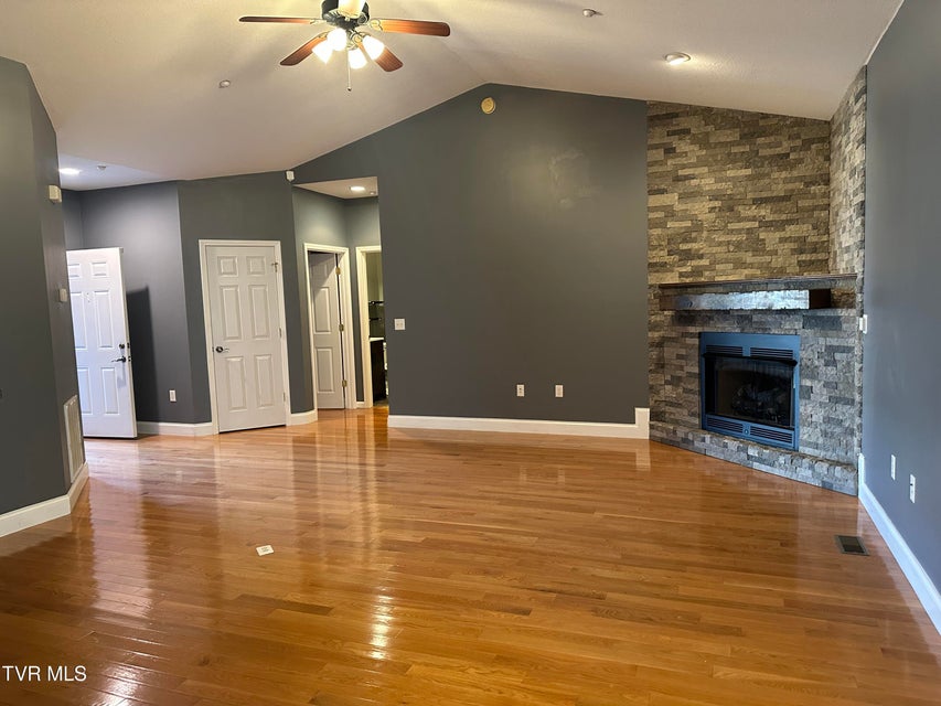 Photo #12: 207 Planters Row 