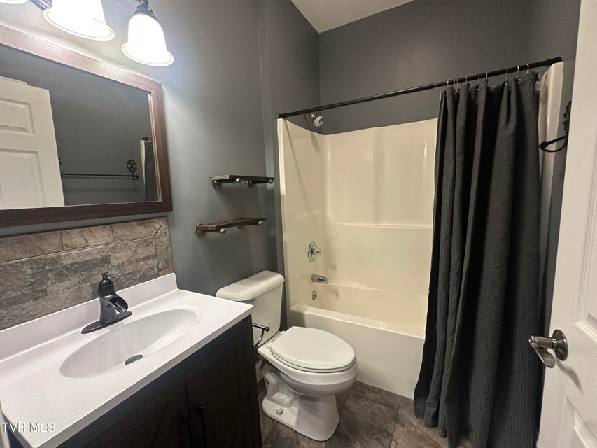 Photo #26: 207 Planters Row 