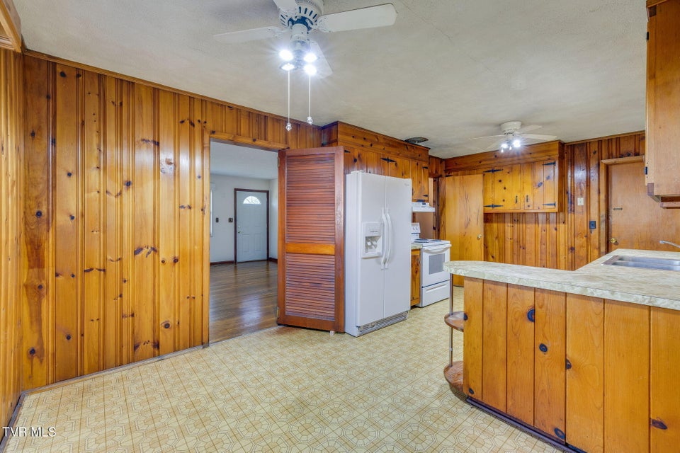 Photo #9: 209 Santa Fe Drive