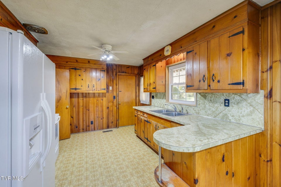 Photo #10: 209 Santa Fe Drive