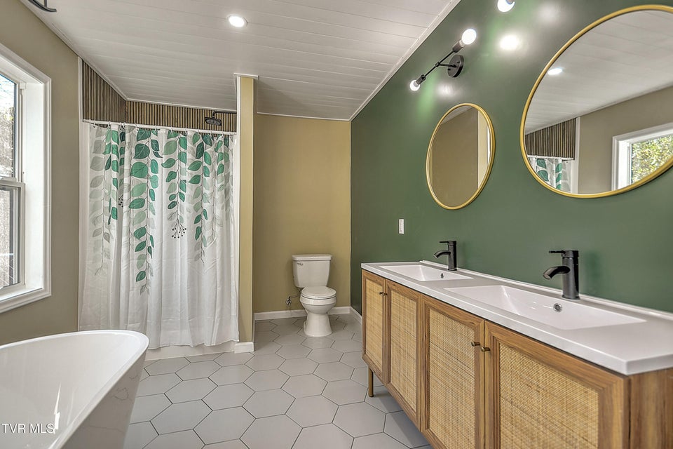 Photo #21: 2228 Bay Street