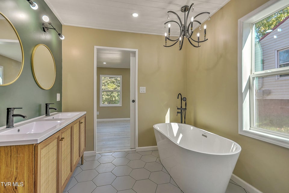 Photo #22: 2228 Bay Street