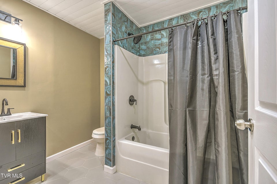 Photo #26: 2228 Bay Street