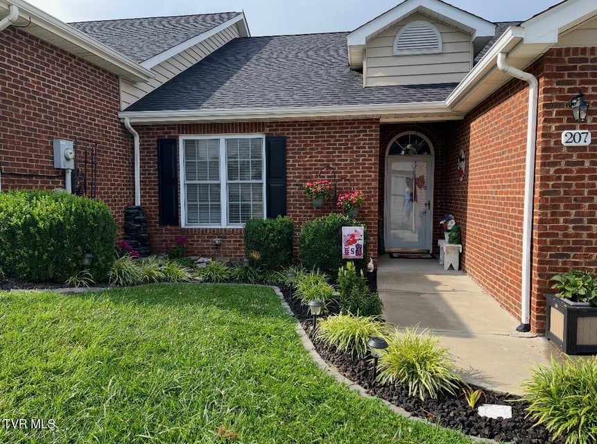 Photo #2: 207 Planters Row 